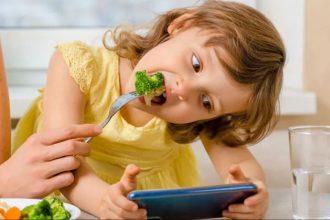 دراسة تربط الوزن الزائد لدى الأطفال بالهاتف والتلفزيون..كيف؟